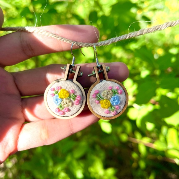 Hand embroidered floral earrings, statement earrings, embroidery hoop earrings - Picture 2 of 3